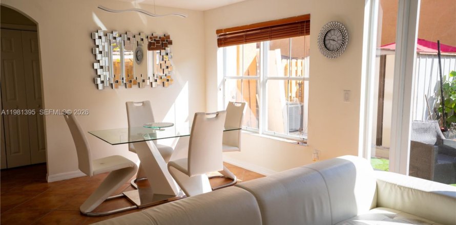 Таунхаус в Майами-Лейкс, Флорида 3 спальни, 134.71м2 № 2049758