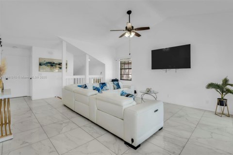 Townhouse in Coral Springs, Florida 3 bedrooms, 148.64 sq.m. № 1890947 - photo 4