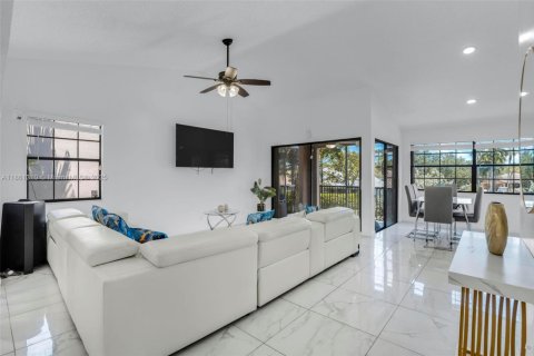 Townhouse in Coral Springs, Florida 3 bedrooms, 148.64 sq.m. № 1890947 - photo 2