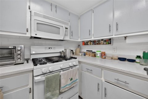 Condo in New Smyrna Beach, Florida, 2 bedrooms № 2391541 - photo 17