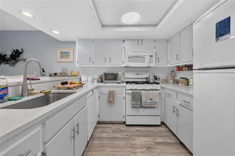 Condo in New Smyrna Beach, Florida, 2 bedrooms № 2391541 - photo 16