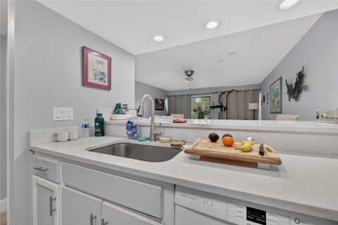 Condo in New Smyrna Beach, Florida, 2 bedrooms № 2391541 - photo 18