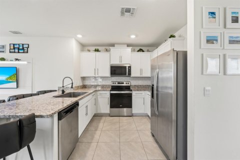 House in Port St. Lucie, Florida 3 bedrooms, 139.73 sq.m. № 2432898 - photo 8