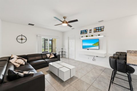 House in Port St. Lucie, Florida 3 bedrooms, 139.73 sq.m. № 2432898 - photo 12