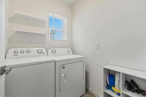 House in Port St. Lucie, Florida 3 bedrooms, 139.73 sq.m. № 2432898 - photo 21