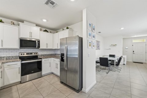 House in Port St. Lucie, Florida 3 bedrooms, 139.73 sq.m. № 2432898 - photo 9