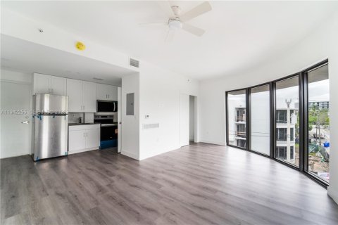 Apartamento en alquiler en Miami, Florida № 2010449 - foto 3