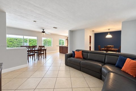Villa ou maison à vendre à Miami, Floride: 3 chambres, 125.6 m2 № 2409125 - photo 13