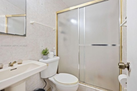 Villa ou maison à vendre à North Miami Beach, Floride: 4 chambres, 182.83 m2 № 1987671 - photo 8