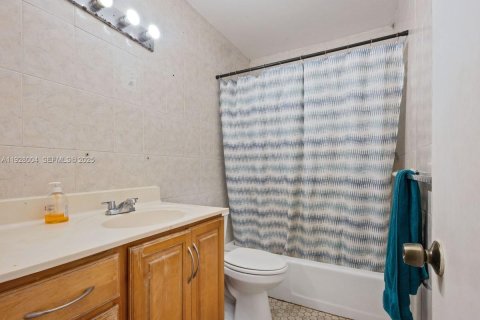 Villa ou maison à vendre à North Miami Beach, Floride: 4 chambres, 182.83 m2 № 1987671 - photo 11