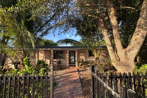 Villa ou maison à vendre à North Miami Beach, Floride: 4 chambres, 182.83 m2 № 1987671 - photo 1