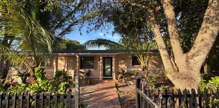 Villa ou maison à North Miami Beach, Floride 4 chambres, 182.83 m2 № 1987671