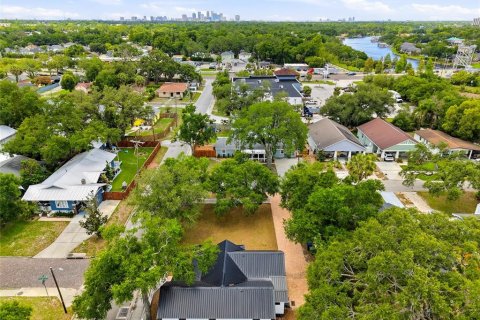 House in Tampa, Florida 3 bedrooms, 113.99 sq.m. № 2151870 - photo 24