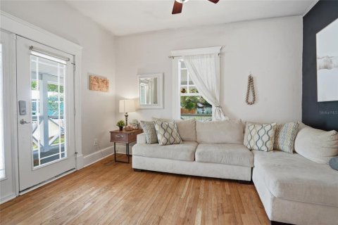 House in Tampa, Florida 3 bedrooms, 113.99 sq.m. № 2151870 - photo 5