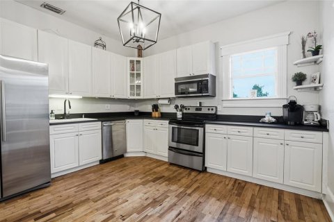 House in Tampa, Florida 3 bedrooms, 113.99 sq.m. № 2151870 - photo 8