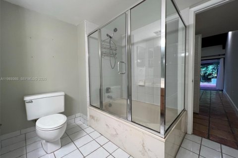 Casa en alquiler en Miami, Florida, 3 dormitorios, 131.27 m2 № 2030194 - foto 18
