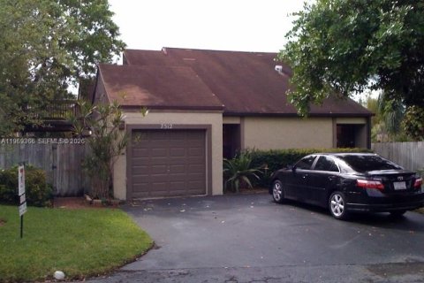 Casa en alquiler en Miami, Florida, 3 dormitorios, 131.27 m2 № 2030194 - foto 2