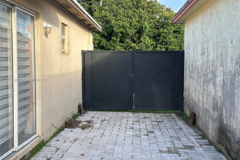 House in Homestead, Florida 3 bedrooms, 118.45 sq.m. № 1964656 - photo 27