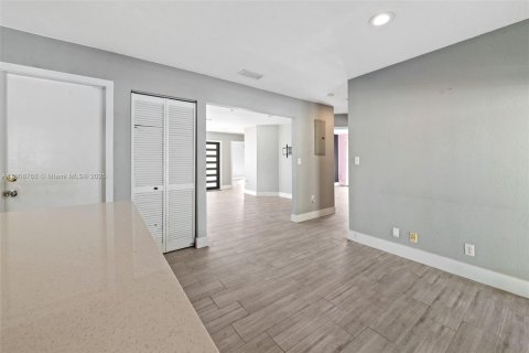 House in Homestead, Florida 3 bedrooms, 118.45 sq.m. № 1964656 - photo 9