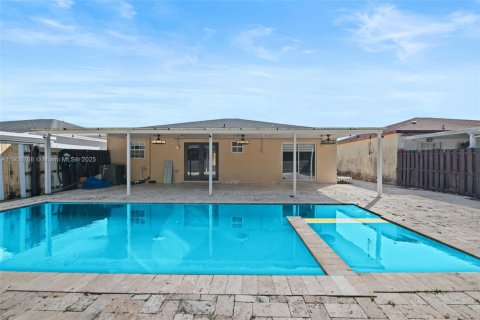 House in Homestead, Florida 3 bedrooms, 118.45 sq.m. № 1964656 - photo 21