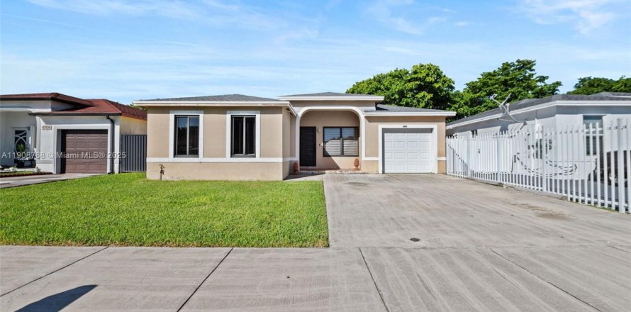House in Homestead, Florida 3 bedrooms, 118.45 sq.m. № 1964656