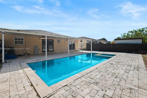 House in Homestead, Florida 3 bedrooms, 118.45 sq.m. № 1964656 - photo 22