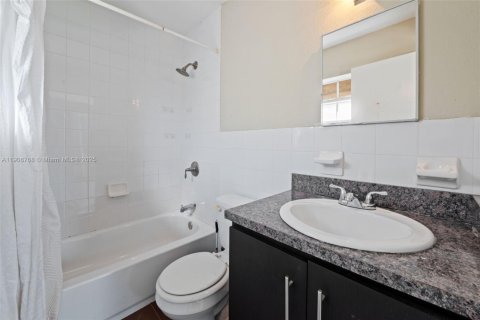 House in Homestead, Florida 3 bedrooms, 118.45 sq.m. № 1964656 - photo 12