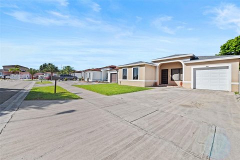 House in Homestead, Florida 3 bedrooms, 118.45 sq.m. № 1964656 - photo 19