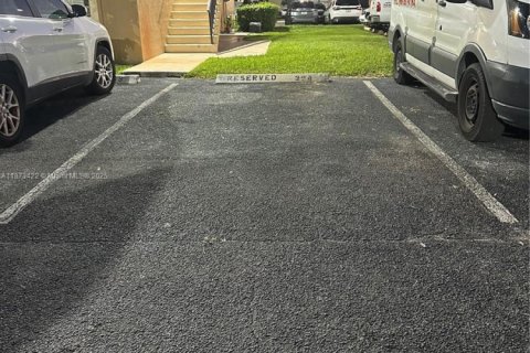 Condominio en alquiler en Hialeah, Florida, 2 dormitorios, 69.4 m2 № 1898349 - foto 9