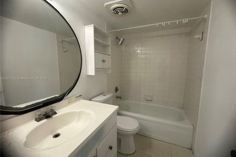 Condominio en alquiler en Hialeah, Florida, 2 dormitorios, 69.4 m2 № 1898349 - foto 4
