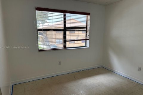 Condominio en alquiler en Hialeah, Florida, 2 dormitorios, 69.4 m2 № 1898349 - foto 7