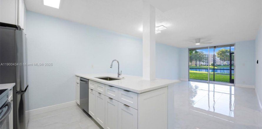 Condo in Lauderhill, Florida, 1 bedroom  № 1952779