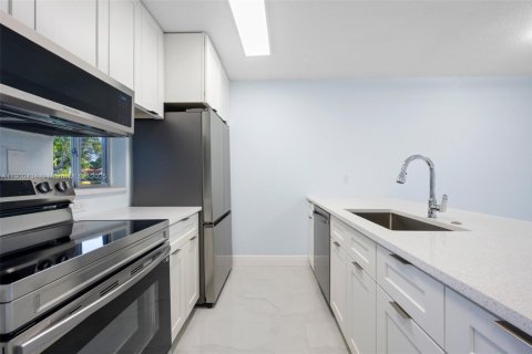 Condo in Lauderhill, Florida, 1 bedroom  № 1952779 - photo 2