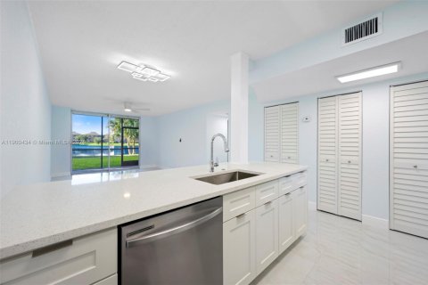 Condo in Lauderhill, Florida, 1 bedroom  № 1952779 - photo 3