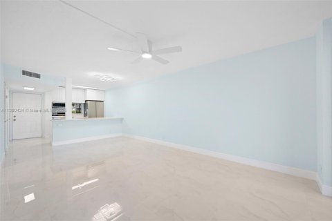 Condo in Lauderhill, Florida, 1 bedroom  № 1952779 - photo 9