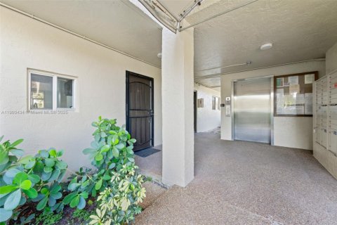 Condo in Lauderhill, Florida, 1 bedroom  № 1952779 - photo 17