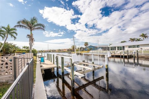 Villa ou maison à vendre à Punta Gorda, Floride: 3 chambres, 201.13 m2 № 2139886 - photo 4