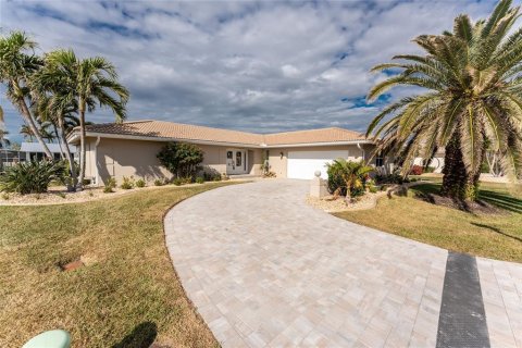 Casa en Punta Gorda, Florida 3 dormitorios, 201.13 m2 № 2139886