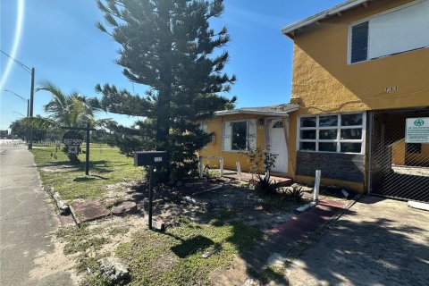 House in Fort Lauderdale, Florida 6 bedrooms, 331.94 sq.m. № 1957124 - photo 18