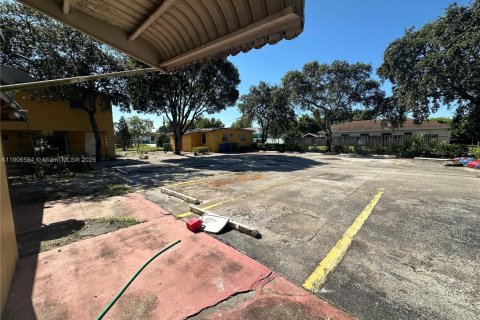 House in Fort Lauderdale, Florida 6 bedrooms, 331.94 sq.m. № 1957124 - photo 22