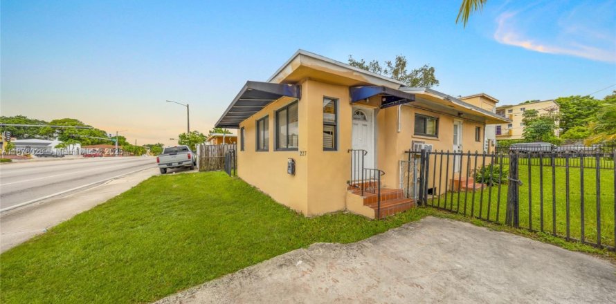 Commercial property in Miami, Florida 189.24 sq.m. № 1896180