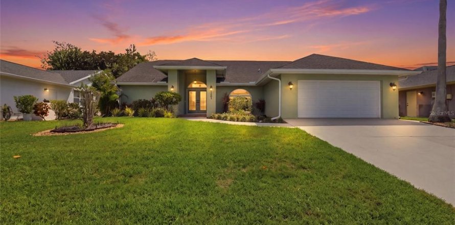 House in Bradenton, Florida 3 bedrooms, 214.7 sq.m. № 2218578