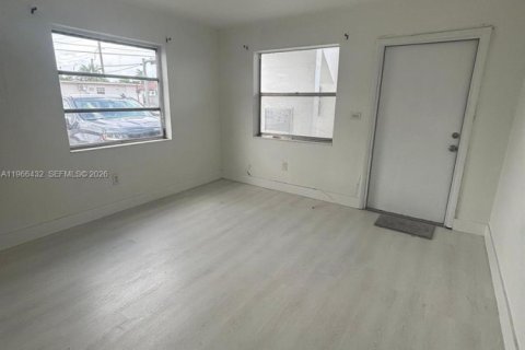 Снять в аренду квартиру в Хайалиа, Флорида 1 спальня, 1614.64м2, № 2028206 - фото 3