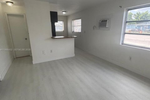 Снять в аренду квартиру в Хайалиа, Флорида 1 спальня, 1614.64м2, № 2028206 - фото 2