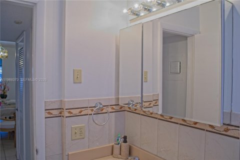 Condo in Hollywood, Florida, 1 bedroom  № 2058744 - photo 16