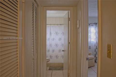 Condo in Hollywood, Florida, 1 bedroom  № 2058744 - photo 14