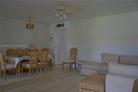 Condo in Hollywood, Florida, 1 bedroom  № 2058744 - photo 12