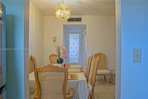 Condo in Hollywood, Florida, 1 bedroom  № 2058744 - photo 11