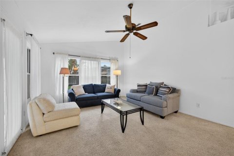 House in Edgewater, Florida 3 bedrooms, 128.67 sq.m. № 2105707 - photo 6