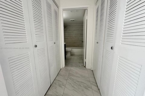 Copropriété à louer à Hollywood, Floride: 2 chambres, 98.48 m2 № 1956173 - photo 10